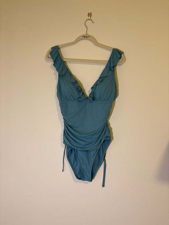 Ellen Tracy Other - Ellen Tracy Ruffle V-Neck Ribbed One Piece Swimsuit Size 10